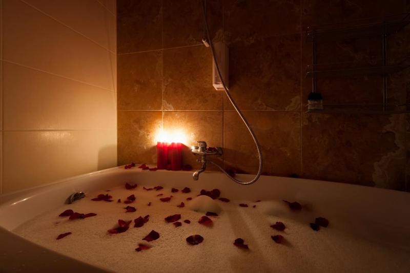 Deluxe One-Bedroom Duplex Apartment image 2