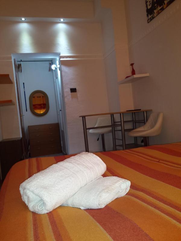 Twin Room image 4