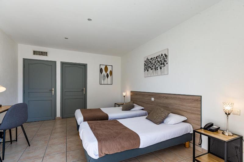 Twin Room image 4