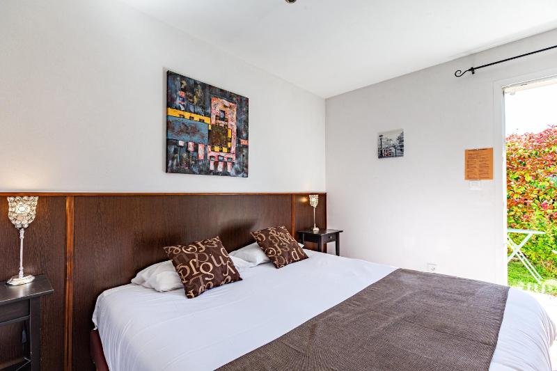 Standard Double Room image 3