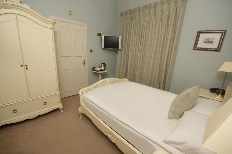 Small Double Room image 2