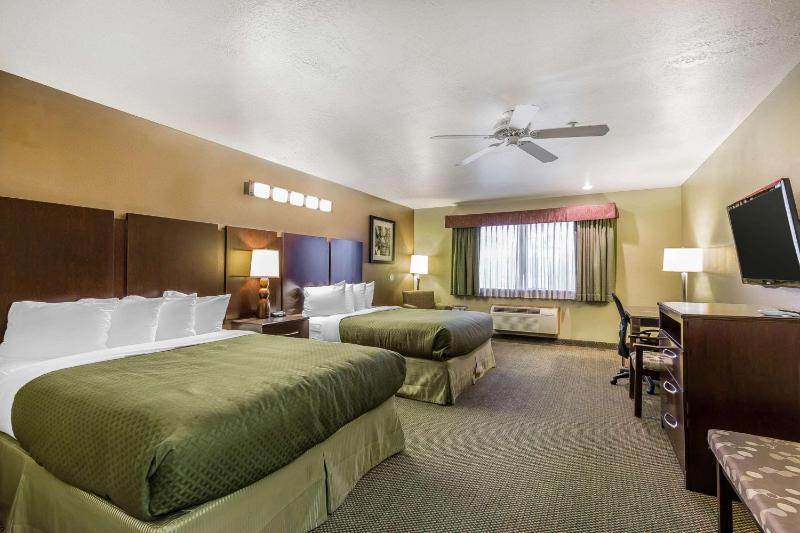 Queen Room with Two Queen Beds Parking Area View- Non Smoking image 1