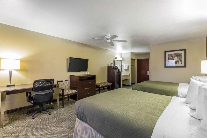 Queen Room with Two Queen Beds Parking Area View- Non Smoking image 3