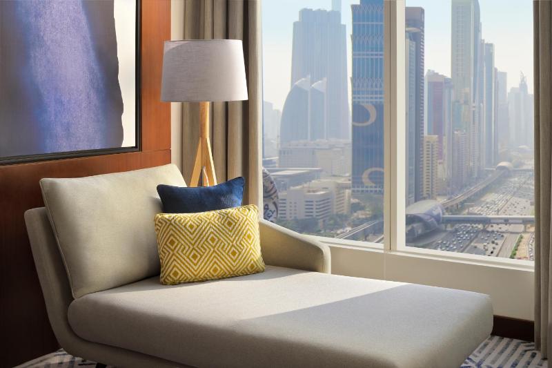 Deluxe King Room with City View image 4