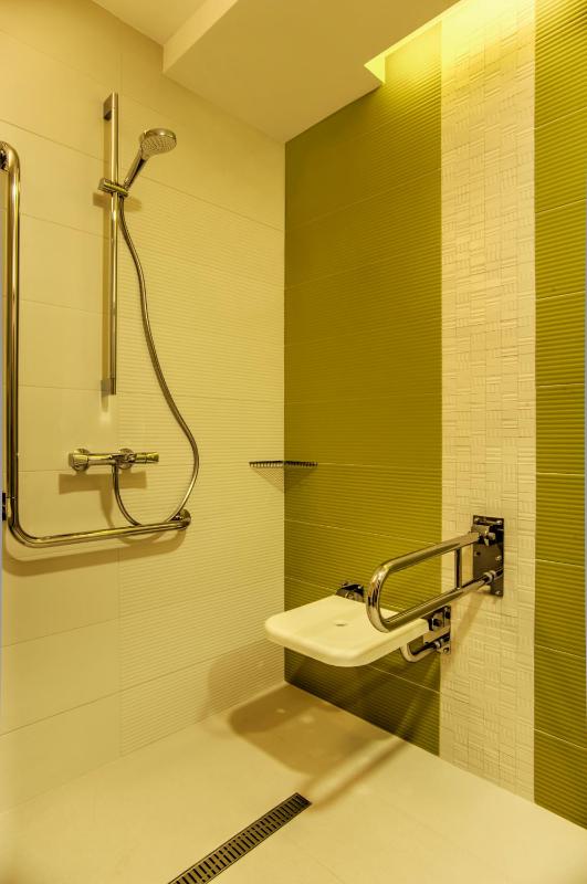 Standard Queen Room - Disability Access image 2