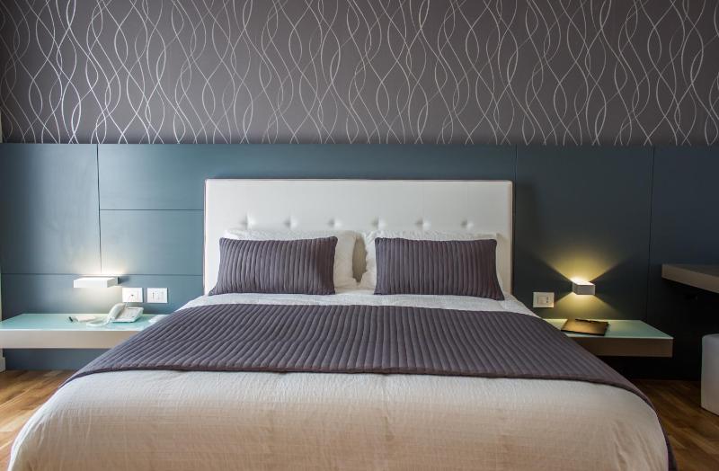 Superior Double Room with Balcony image 3