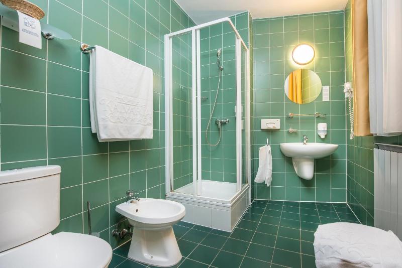 Standard Twin Room image 2