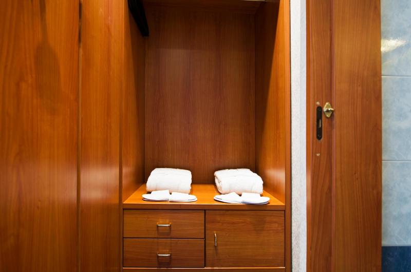 Quadruple Room image 3