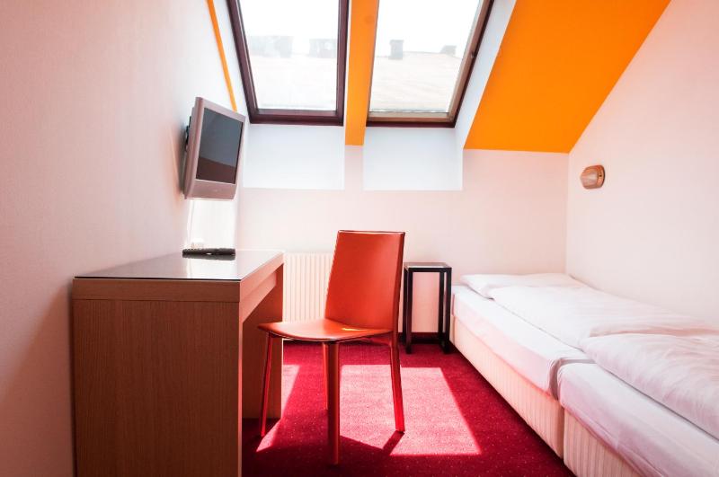 Economy Twin Room image 2