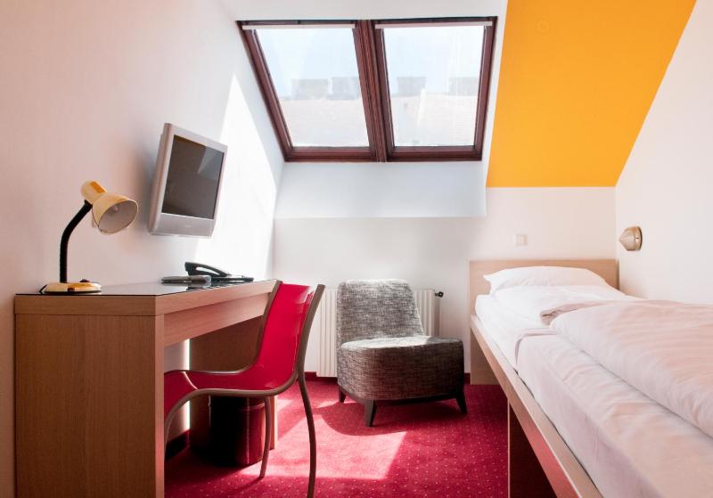 Economy Twin Room image 4