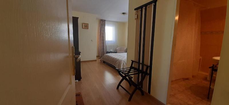 Double Room with Balcony image 2