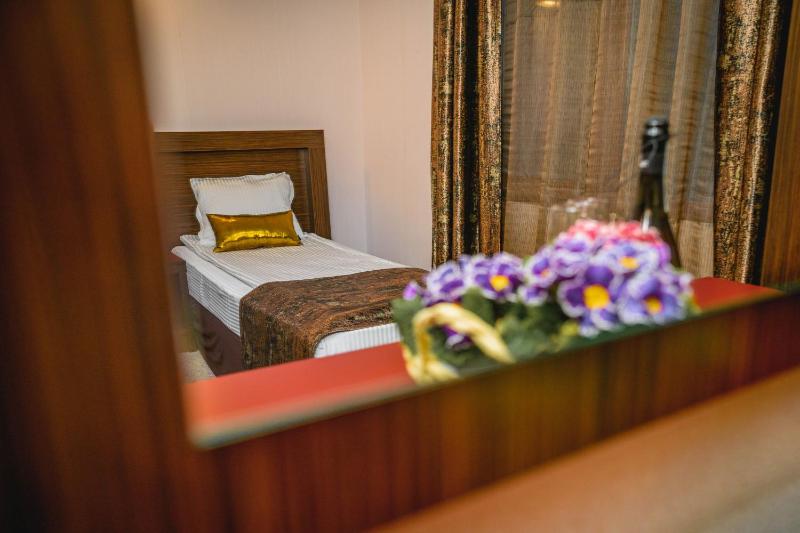 Twin Room image 4