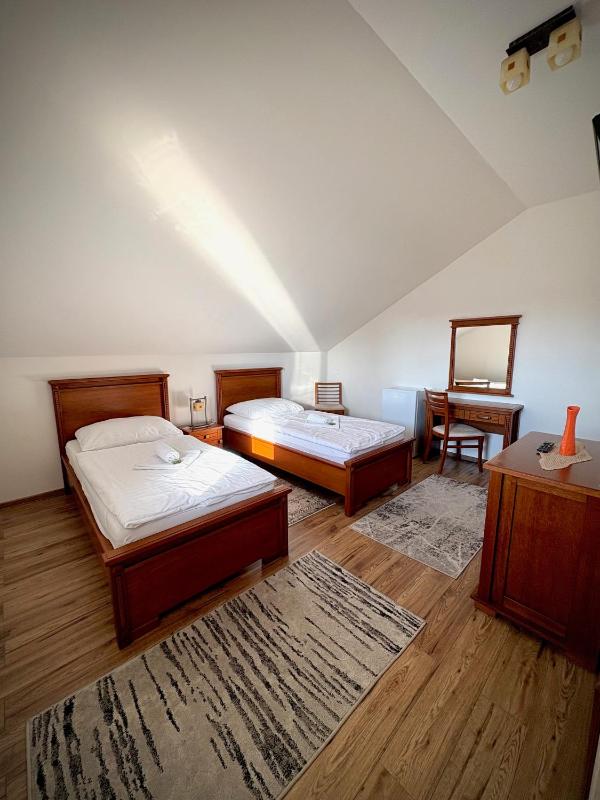 Twin Room with Bathroom image 3