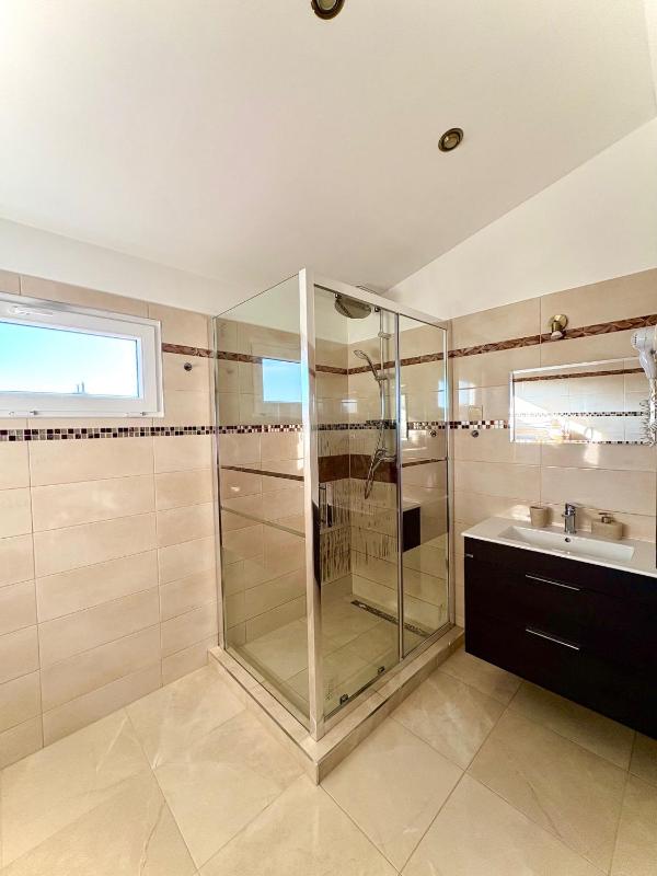 Apartment with Shower image 2