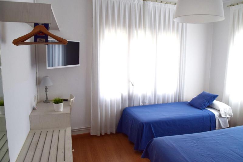 Triple Room with Shared Bathroom image 3
