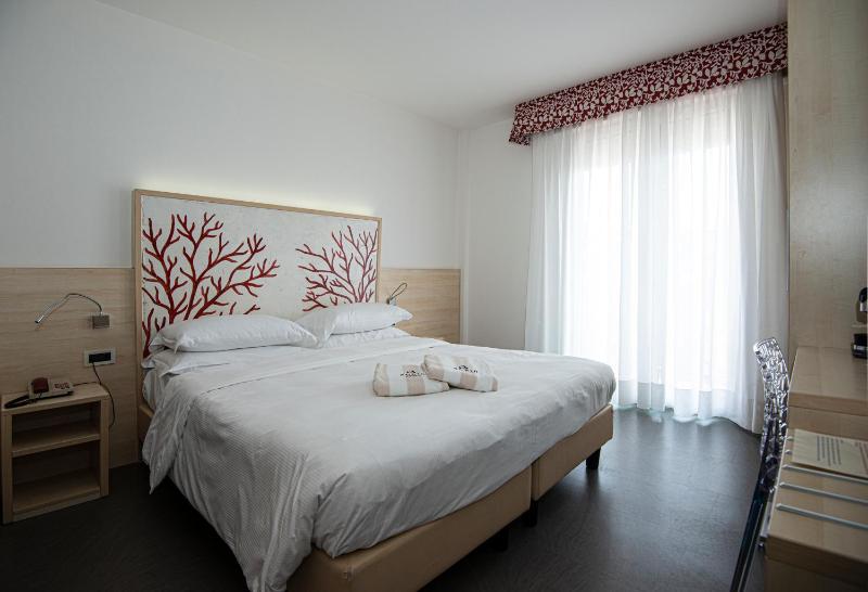 Double or Twin Room with Sea View image 3