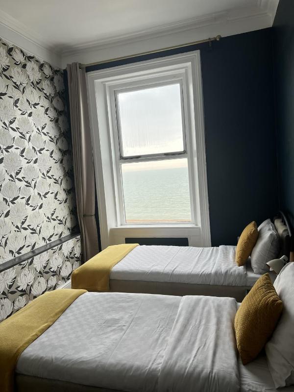 Twin Room with Private Bathroom image 1