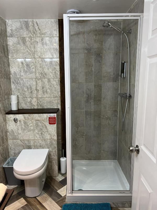Twin Room with Private Bathroom image 4