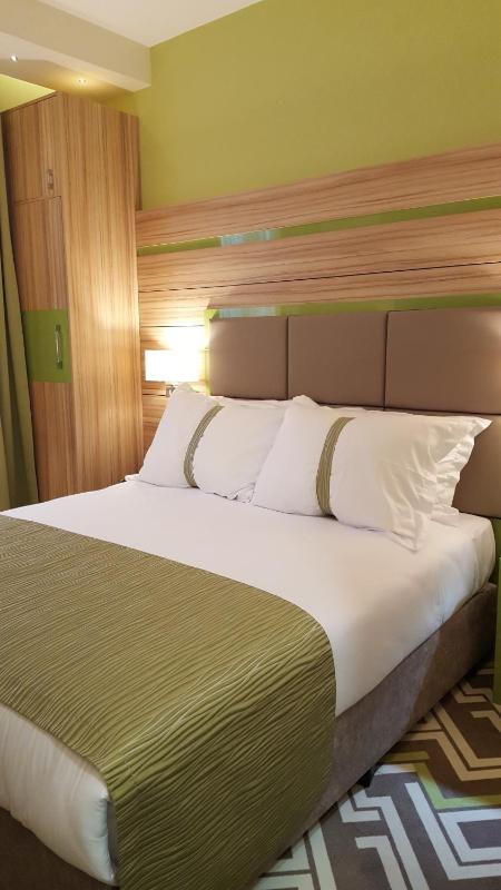 Standard Queen Room image 1