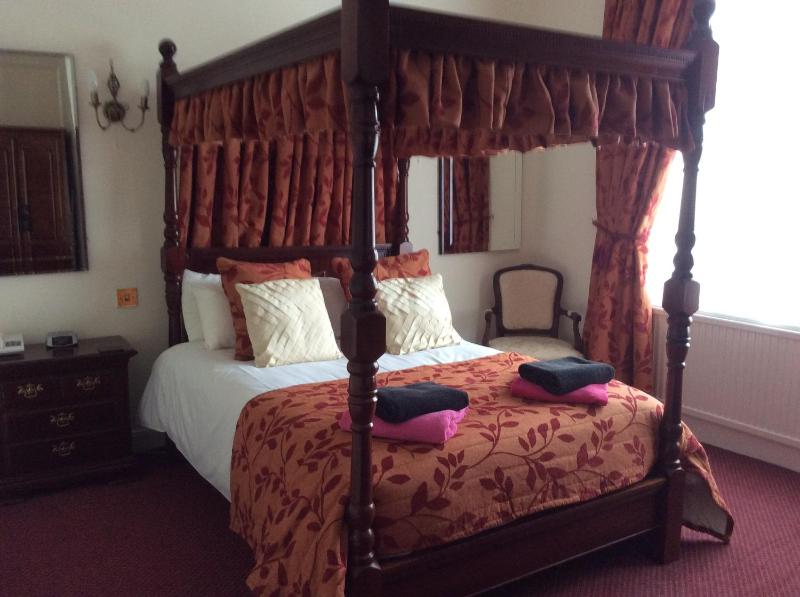 Executive Double Room with Four Poster Bed image 2