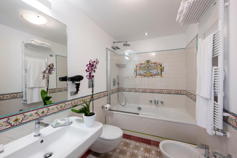 Junior Suite with Balcony image 4