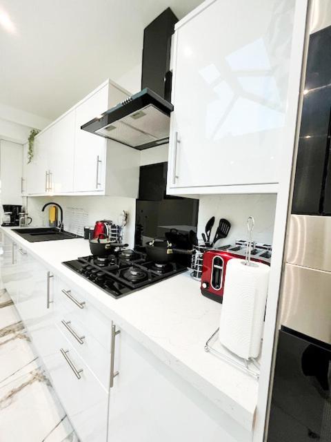 Luxury and spacious 3 bedroom home in Southampton - image 44