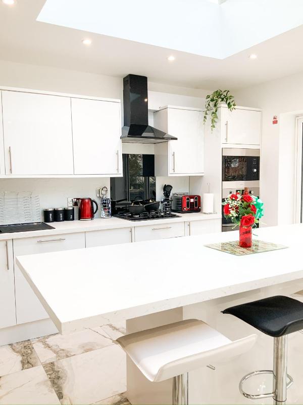 Luxury and spacious 3 bedroom home in Southampton - image 39