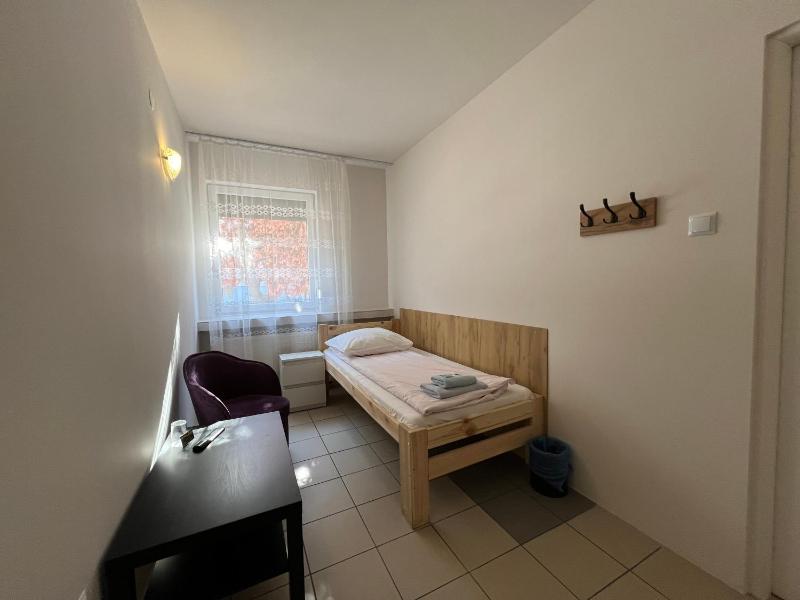 ETNA - Hostel -Noclegi Rzeszów 24 Pokoje -PARKING- - image 29