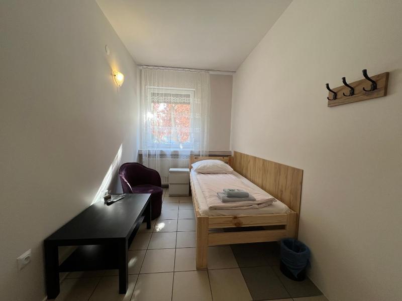 ETNA - Hostel -Noclegi Rzeszów 24 Pokoje -PARKING- - image 32