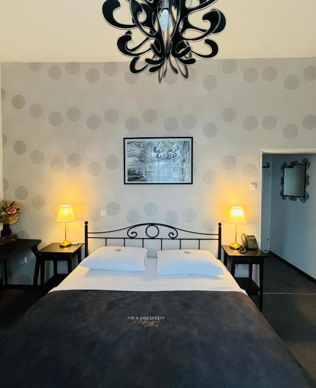 Double Room image 3