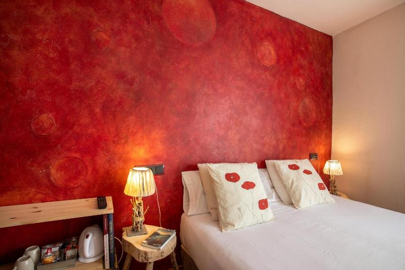Basic Double Room image 3