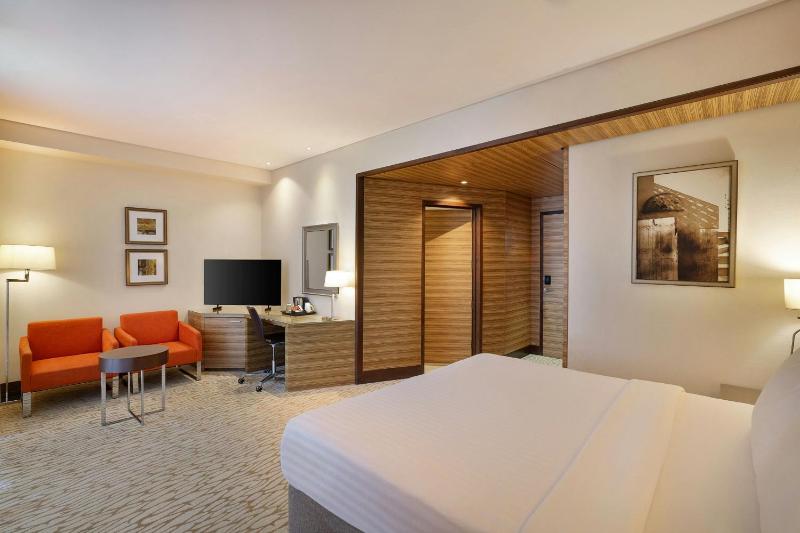 Premier King Room image 4