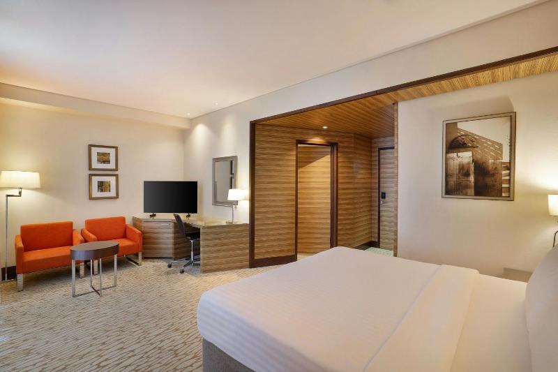 Premier King Room image 3