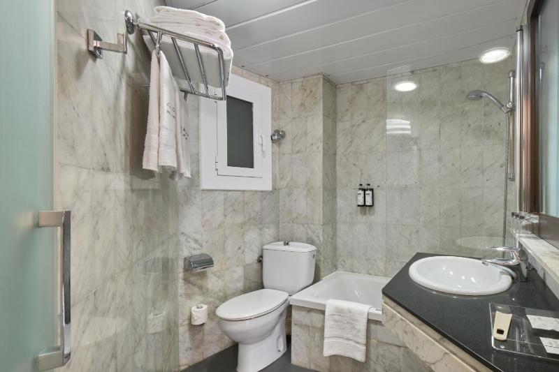 Triple Room (3 Adults) image 2