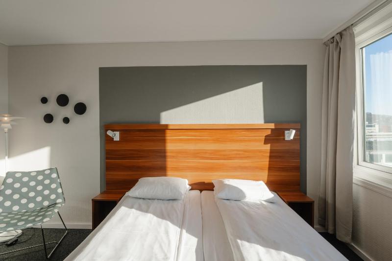 Double or Twin Room image 4