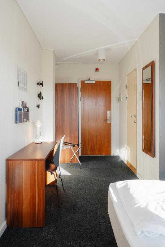 Economy Twin Room image 3