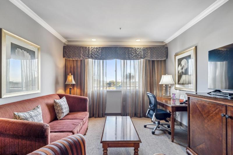 King Suite with Sofa Bed - Non Smoking image 2