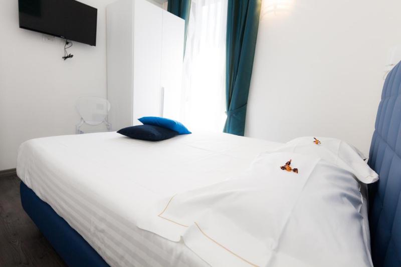 Quadruple Room with Balcony image 3