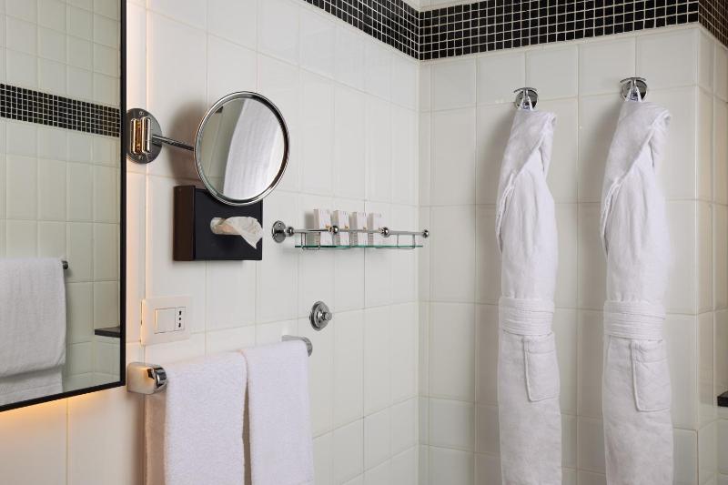 Double or Twin Room image 4