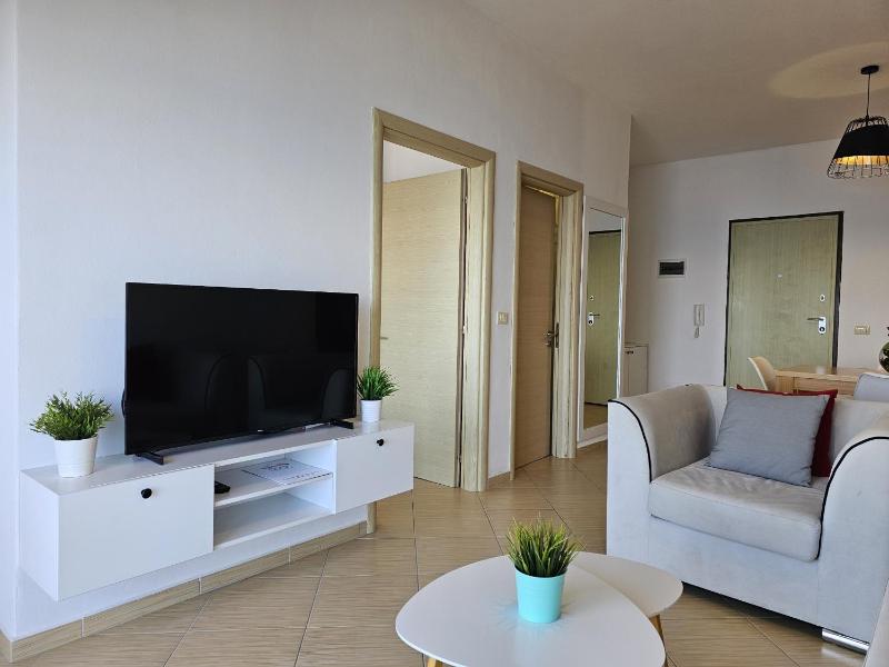 One-Bedroom Apartment with Sea View image 3