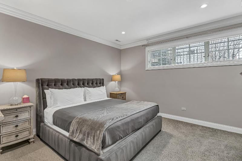Elegant Condo-Steps from Wrigley Field 32 Nights condo - image 9
