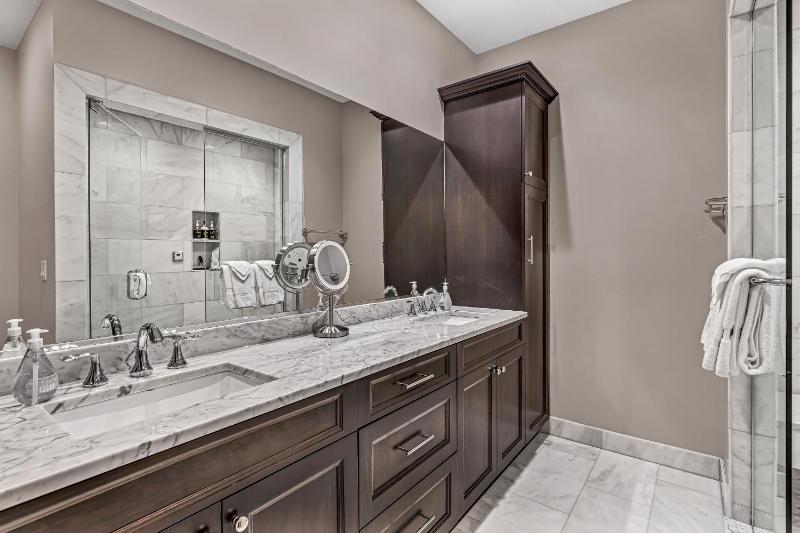 Elegant Condo-Steps from Wrigley Field 32 Nights condo - image 16