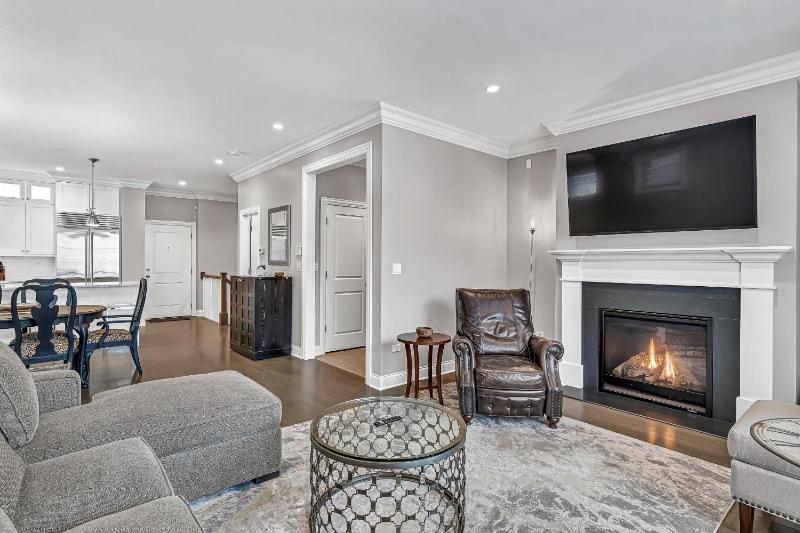 Elegant Condo-Steps from Wrigley Field 32 Nights condo - image 11