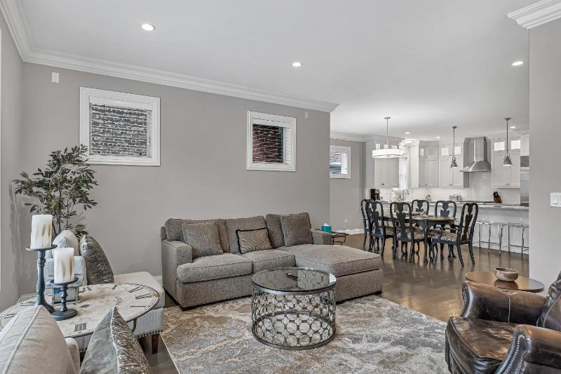 Elegant Condo-Steps from Wrigley Field 32 Nights condo - image 6
