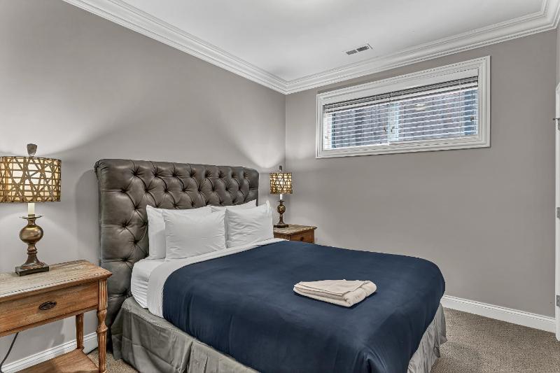 Elegant Condo-Steps from Wrigley Field 32 Nights condo - image 2
