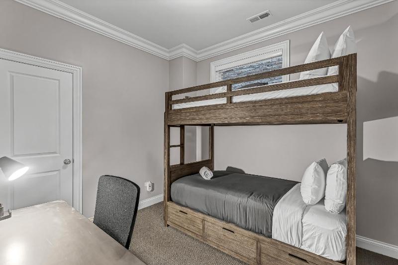 Elegant Condo-Steps from Wrigley Field 32 Nights condo - image 12