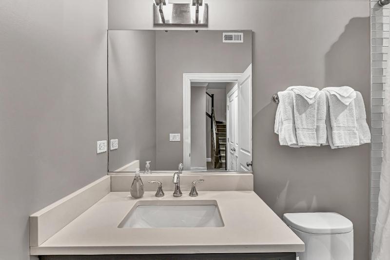 Elegant Condo-Steps from Wrigley Field 32 Nights condo - image 13