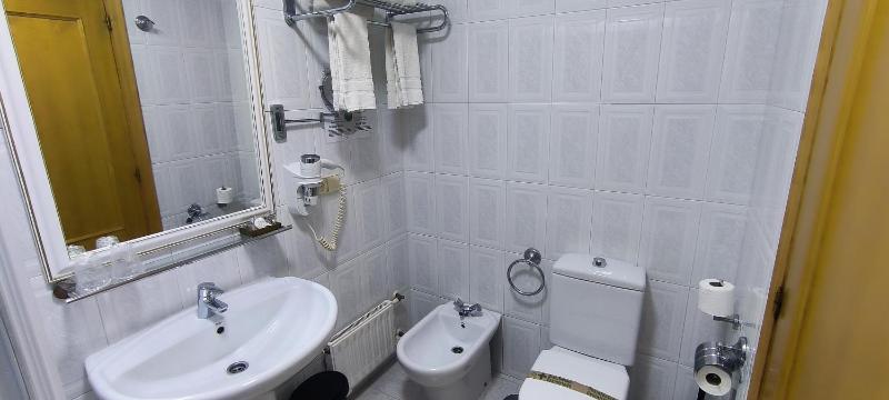 Twin Room image 2