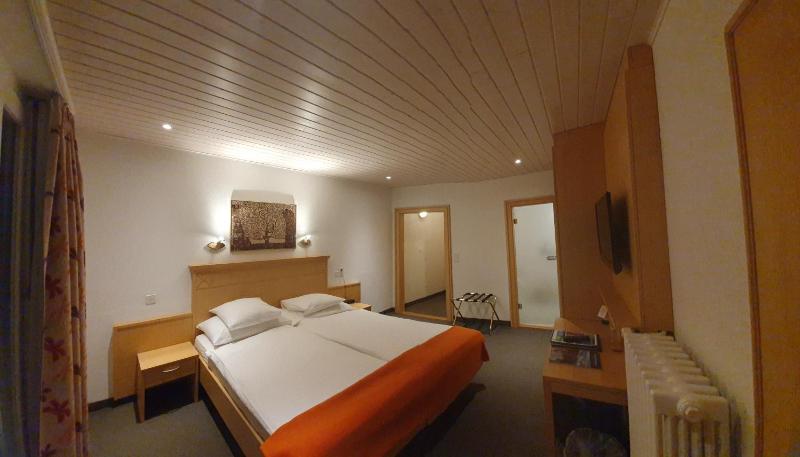 Superior Double Room with Balcony and Mountain View image 2