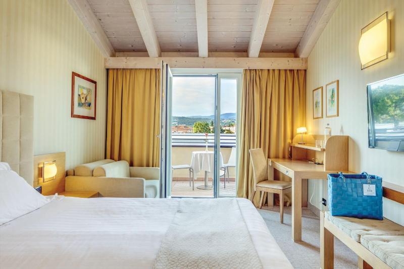 Comfort Double or Twin Room with Balcony and Lateral Lake View image 3